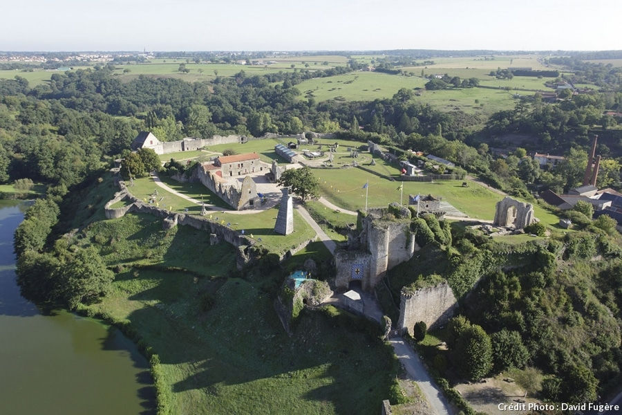 Chateau de Tiffauges près du Domaine de l'Oiselière