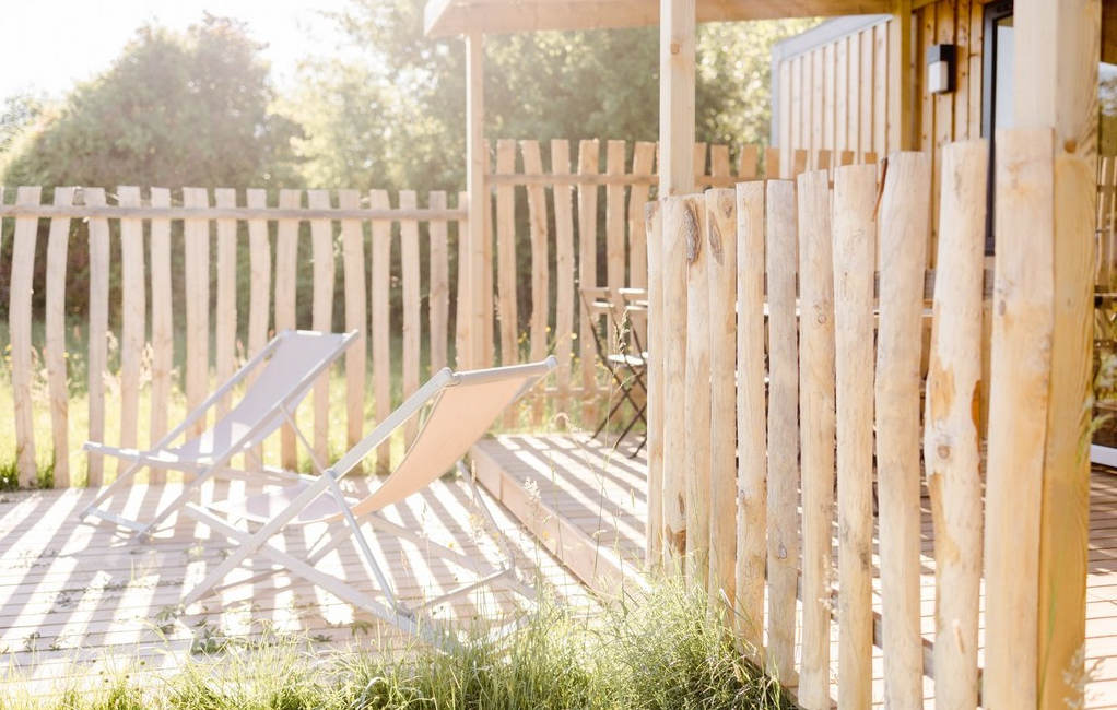 terrasse ensoleillée du cottage premium avec transats et mobilier