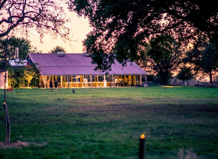 vue sur la grande halle à la nuit tombée lors d'un mariage au domaine oiseliere