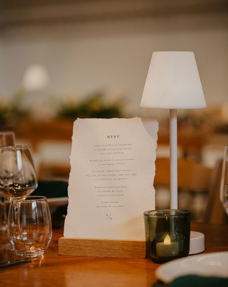 décoration de table avec menu et lampe blanche mariage vert