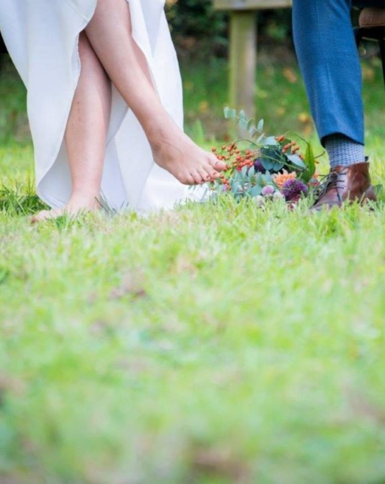 mariés les pieds dans l'herbe été