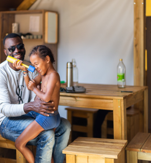 lodge un papa et son fils