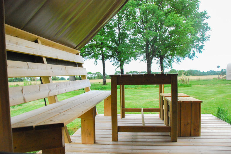 lodge terrasse en bois et grands chenes