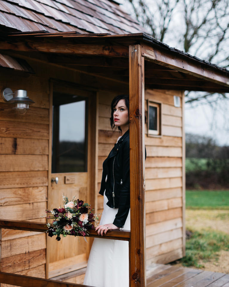 mariée sur terrasse cottage bouquet hiver