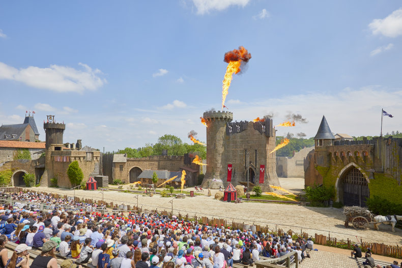 vue depuis les gradin du secret de la lance au puy du fou