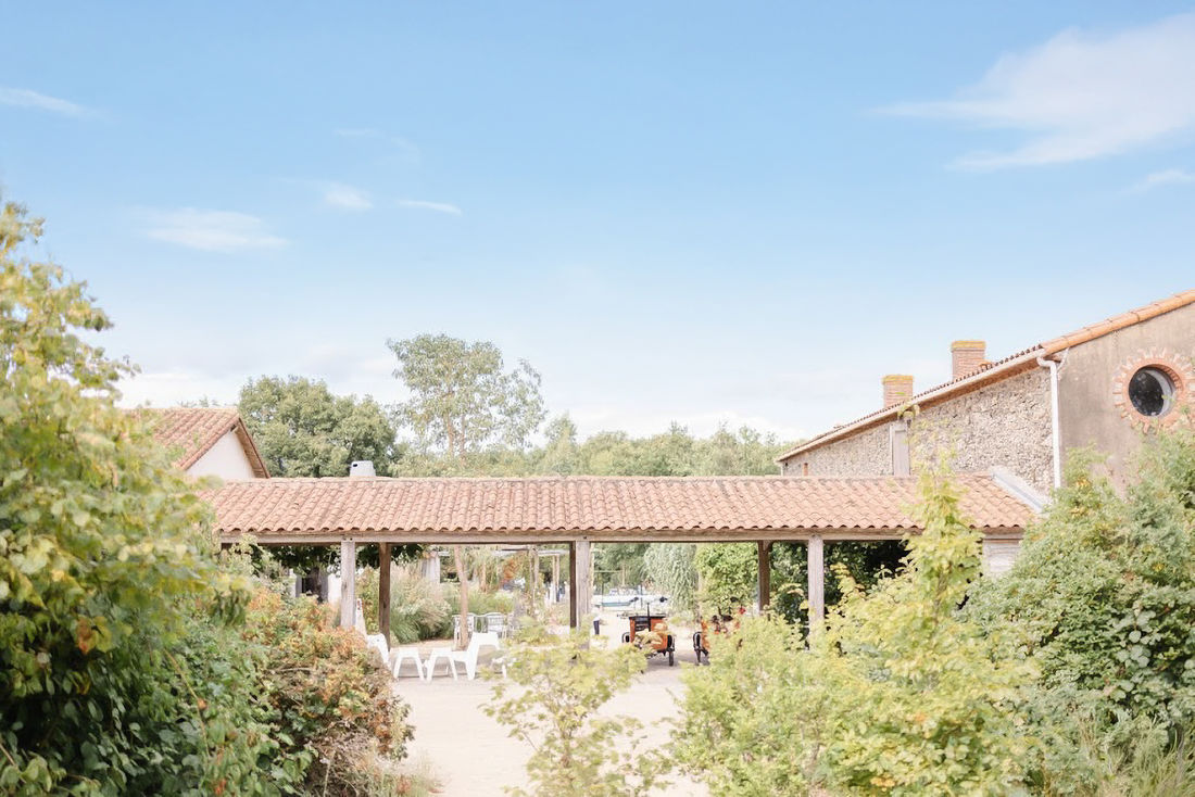 oiseliere-domaine-camping-preau-velo-exterieur-ete-nature-largeur-1100