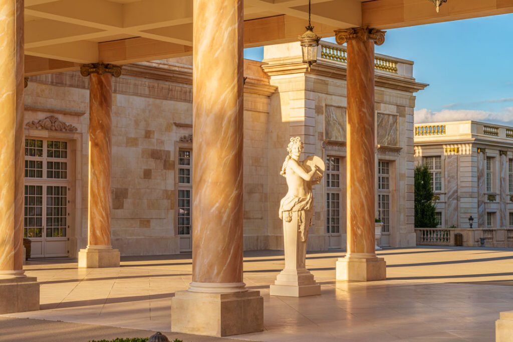 oiseliere-puy-du-fou-grand-siecle-largeur-1100