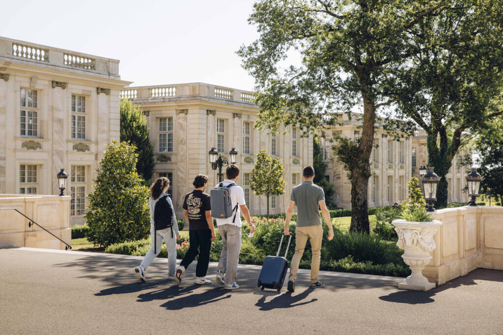 oiseliere-puy-du-fou-le-grand-siecle-visiteurs-largeur-1100